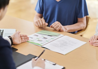 買取条件を確認し合意するイメージ